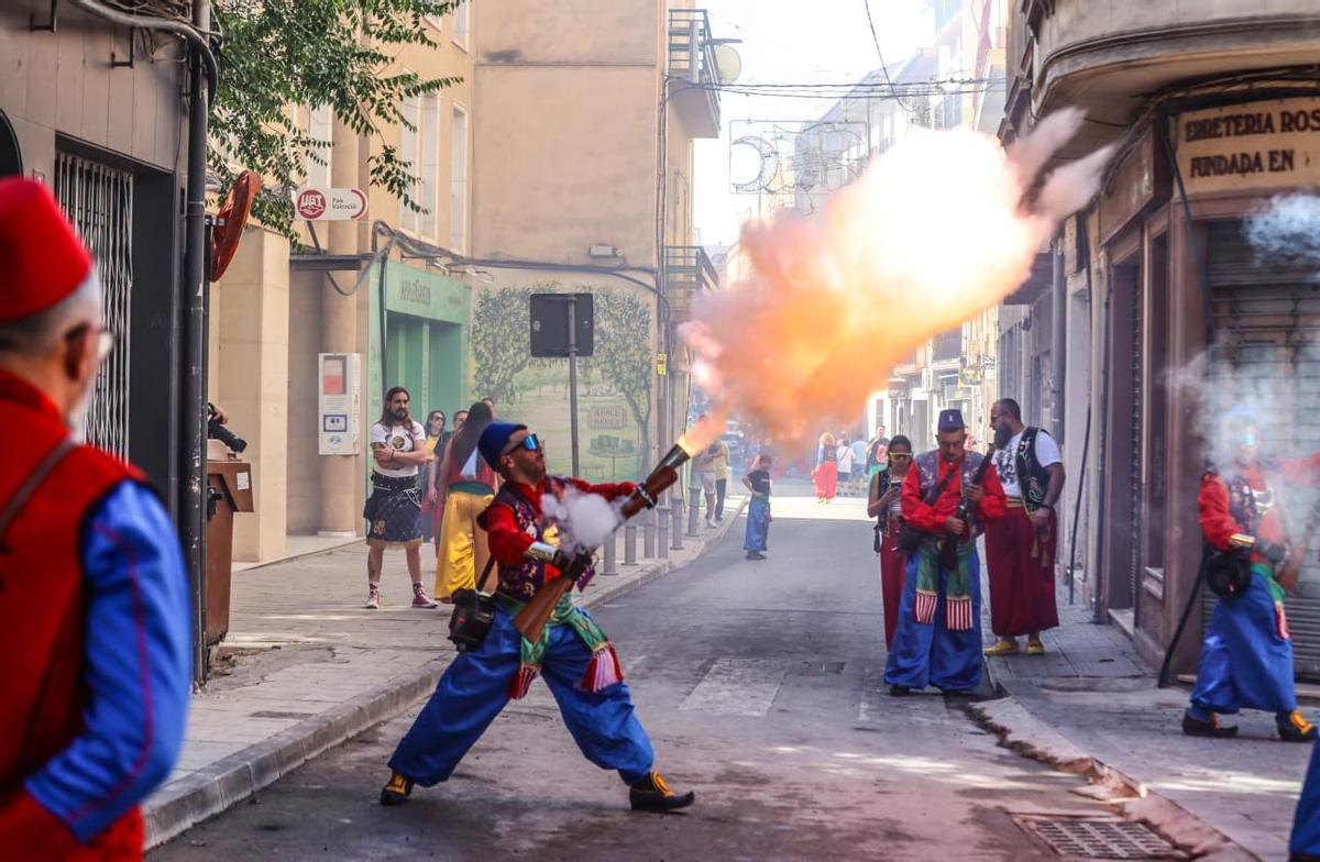 Un realista dispara con un arcabuz este viernes por la mañana en Elda.