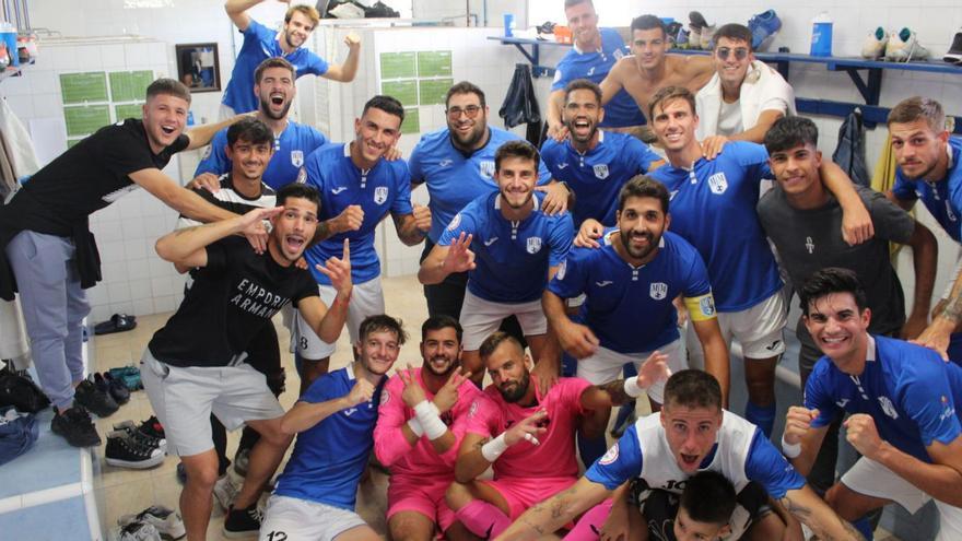 Los jugadores del Mar Menor celebran el contundente triunfo en casa.