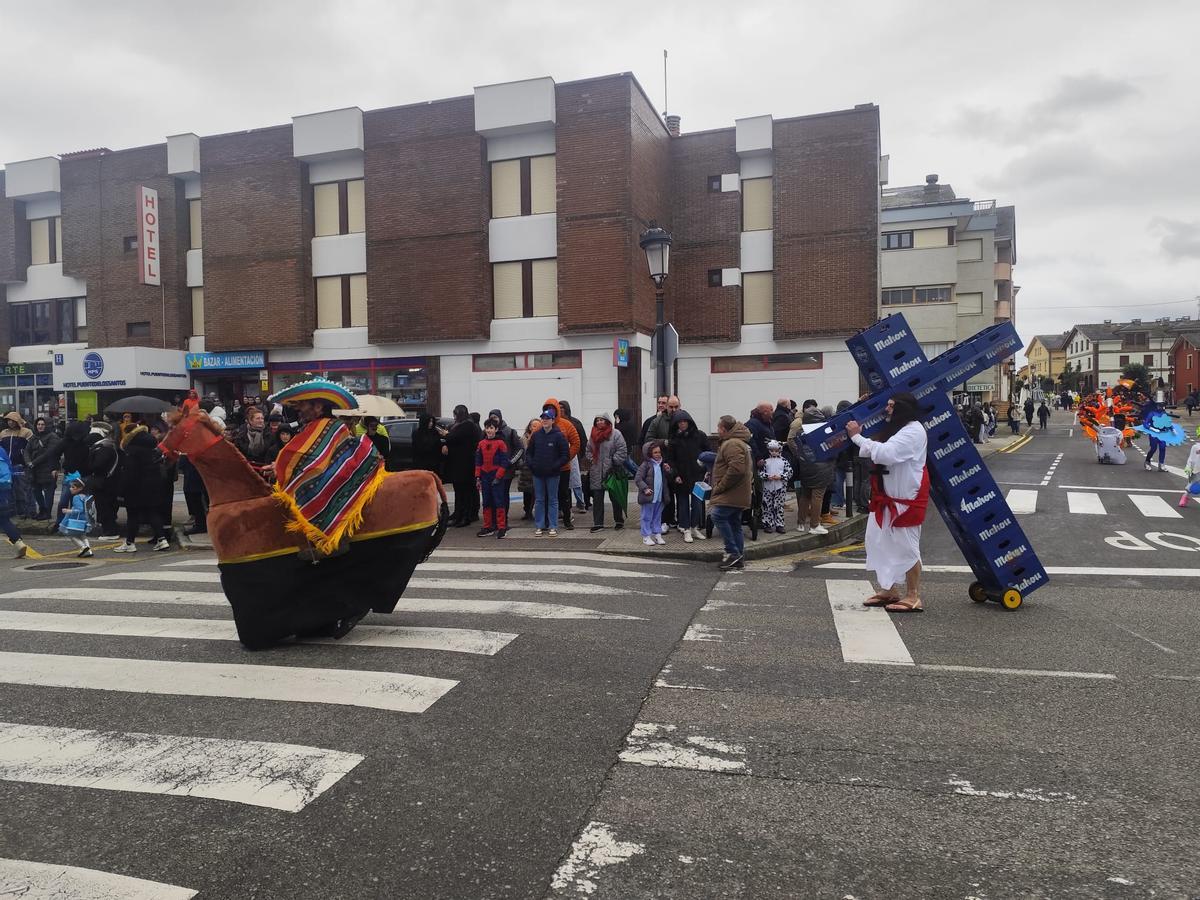 El carnaval de Tapia resiste a pesar de la lluvia
