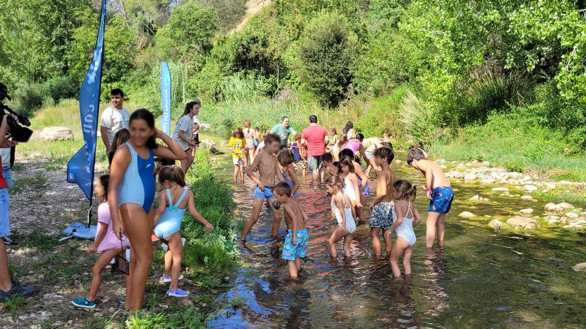 Xiquets i xiquetes de les escoles d’estiu de Bejís i Teresa han participat al mes d’agost en una activitat lúdica en la qual han pogut familiaritzar-se amb la riquesa i la biodiversitat del riu Palància al pas pels seus pobles.