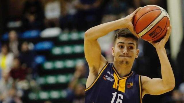 Alonso Meana, con el balón, esta temporada en Pumarín.