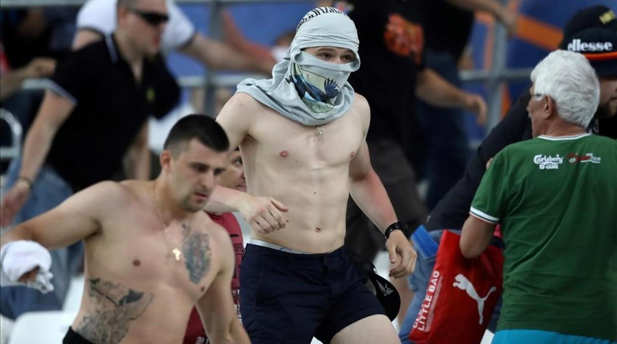 Vándalos rusos, durante los incidentes del pasado sábado en Marsella contra los ’hooligans’ ingleses.