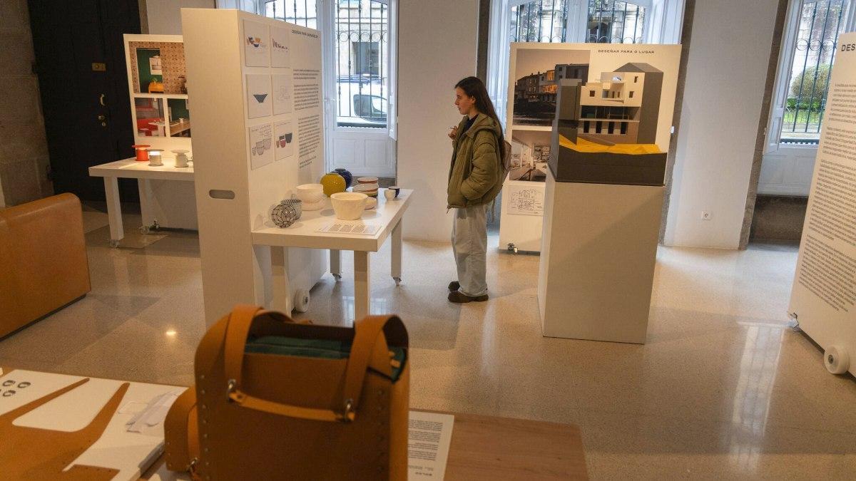 Una visitante de la exposición del estudio de Chipperfield.