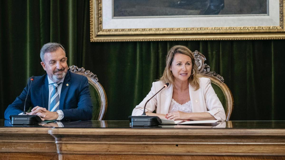 La alcaldesa de Castelló, Begoña Carrasco, y el concejal de Fomento del Empleo, Juan Carlos Redondo.