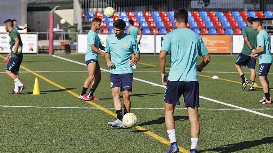 Els jugadors del Llagostera durant un entrenament de pretemporada al Municipal