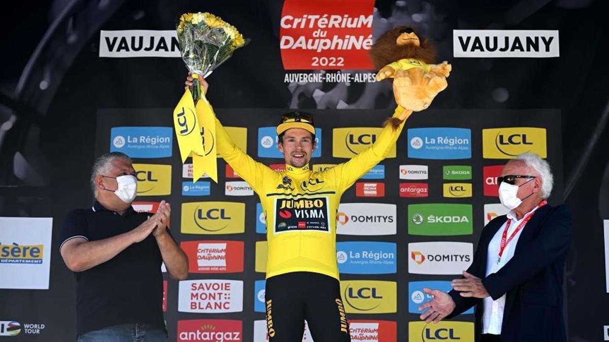 Roglic celebrando su triunfo en el podio