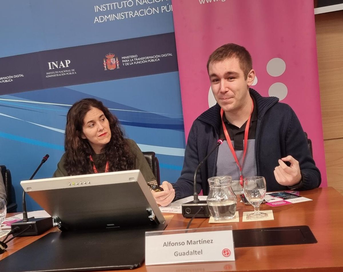 Los socios de Guadaltel María Montejo, experta en gestión electrónica de documentos, y Alfonso Martínez, experto en inteligencia artificial y analítica de datos, participando en el foro 'Gestión documental: expediente electrónico, automatización e IA'.
