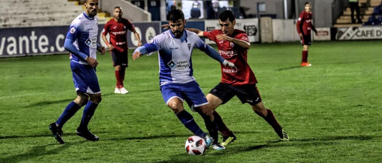 Braulio Nóbrega protege el balón durante un momento del encuentro de anoche en El Collao.