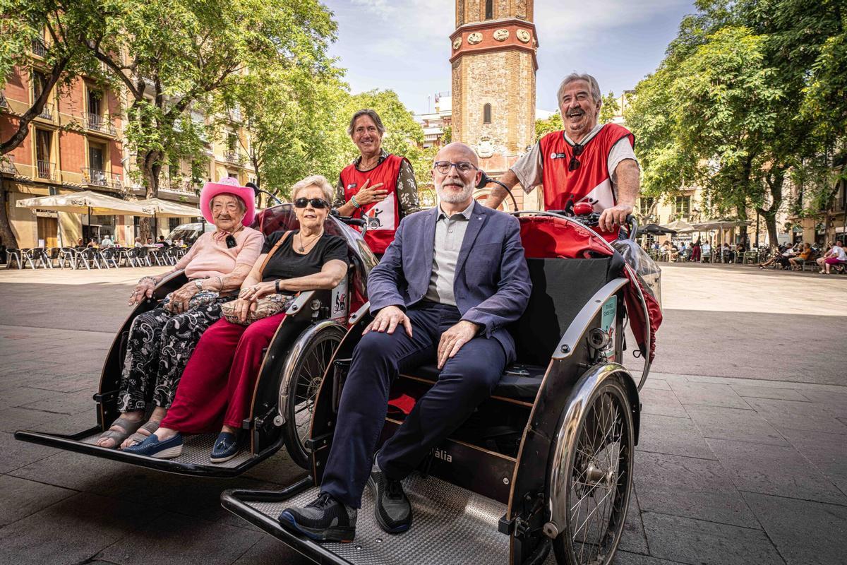 Acompañamos a personas mayores de una residencia pública durante un paseo por Barcelona en bicicletas asistidas de Bici Sense Edat para conocer cómo afrontan las altas temperaturas en el día a día de los centros residenciales. Entrevistamos a la responsable de Bici Sense Edat, Maria Elisa Ojeda; al director general de Personas Mayores de la Generalitat, Pedro Cano; a los voluntarios Dídac y Jesús; y a las participantes Montse y Berta. Barcelona, 16 de julio de 2026. AUTOR: Manu Mitru | EPC