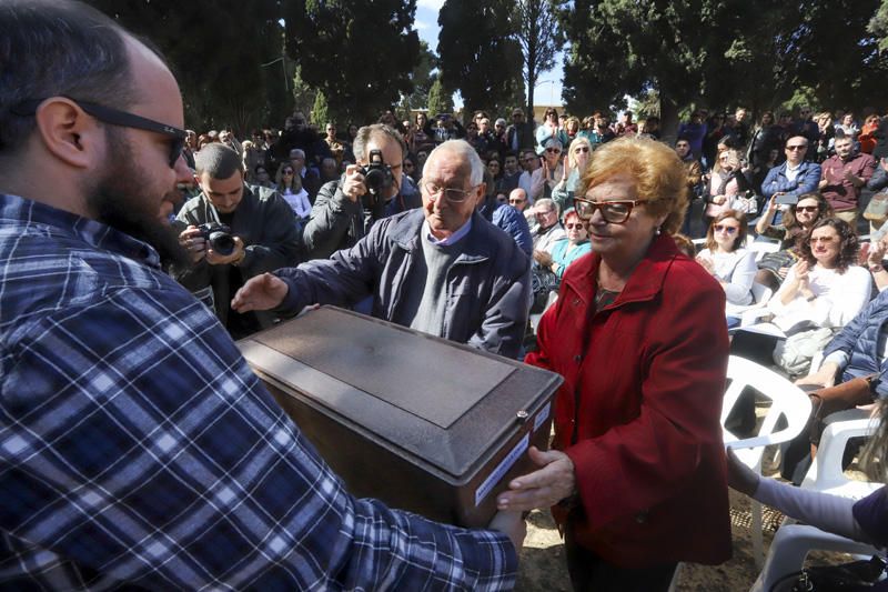 Entrega de los restos de los fusilados por el franquismo a sus familiares, en Paterna