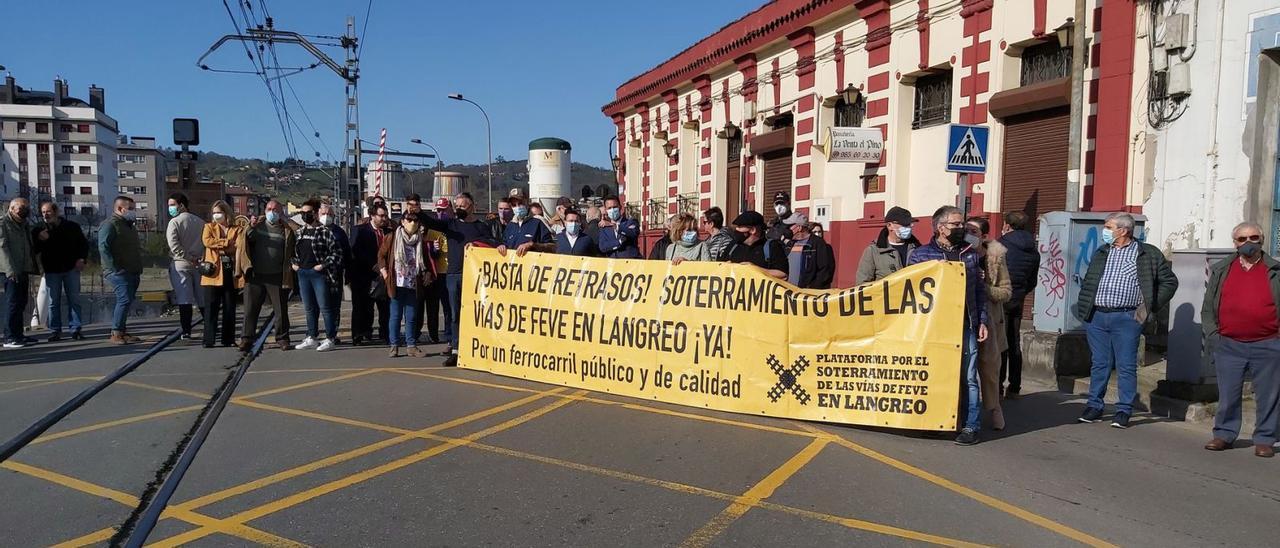 Asistentes a la concentración convocada por la Plataforma por el Soterramiento de las Vías de Feve en Langreo. | E. P.