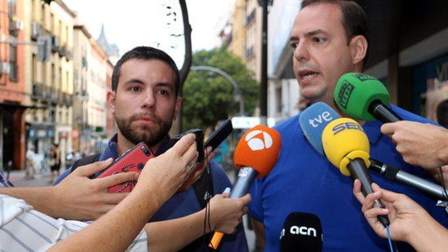 Representants dels sindicats SITCPLA i USO abans d&#039;entrar a la mediació a Madrid.