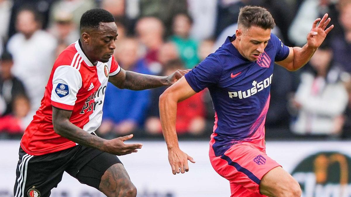 Una acción del Feyenoord-Atlético.