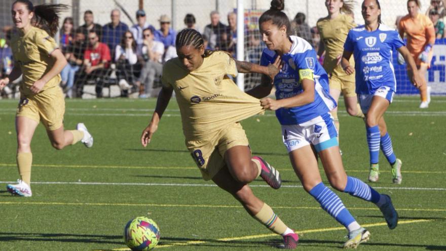 Judith agarra de la camiseta a Geyse en la lucha por el balón. | EFE/JUAN CARLOS CAVAL