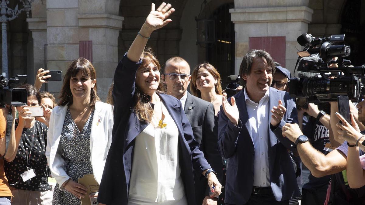 Laura Borràs, con Francesc de Dalmases y Aurora Madaula, a las puertas del Parlament.