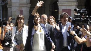 Laura Borràs, con Francesc de Dalmases y Aurora Madaula, a las puertas del Parlament.