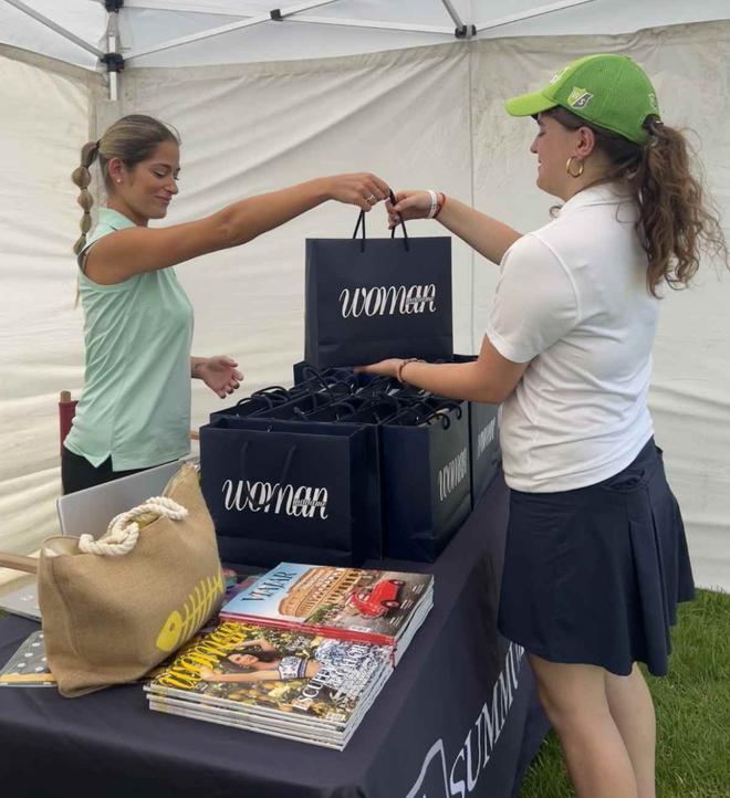 Entrega del 'welcome pack' en el 'Circuito Woman Golf' 2022 en El Saler (Valencia)