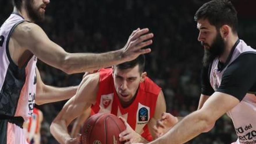 Joan Sastre y Bojan Dubljevic intentan cortar el avance de un jugador rival.