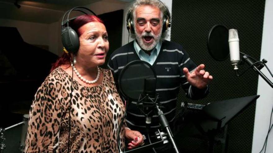 4 de noviembre de 2011. Sara Montiel y José Antonio Román, interpretando los dos últimos temas grabados por la actriz.