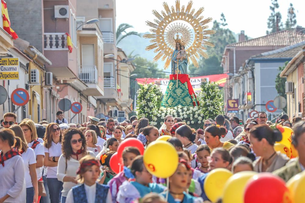 Benejúzar ha acogido el traslado de la patrona desde su santuario y un acto de homenaje a la Señera, en el día de la Comunidad Valenciana