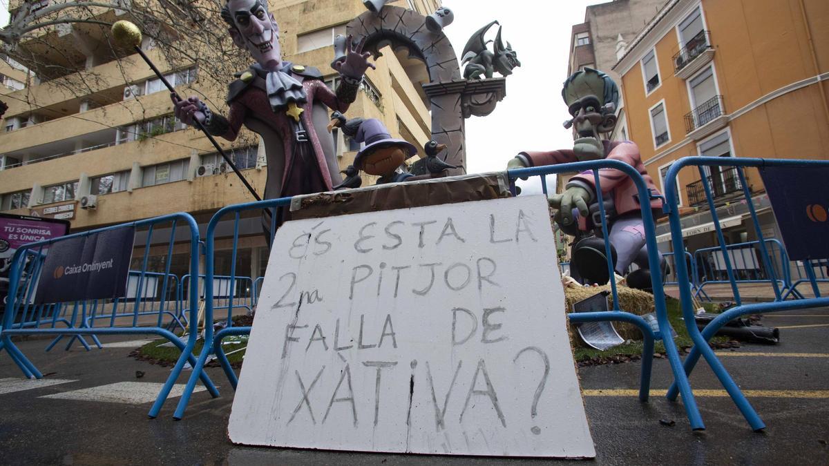 La falla Tetuán-Porta de Sant Francesc de Xàtiva, con el cartel que denuncia su posición de este año.