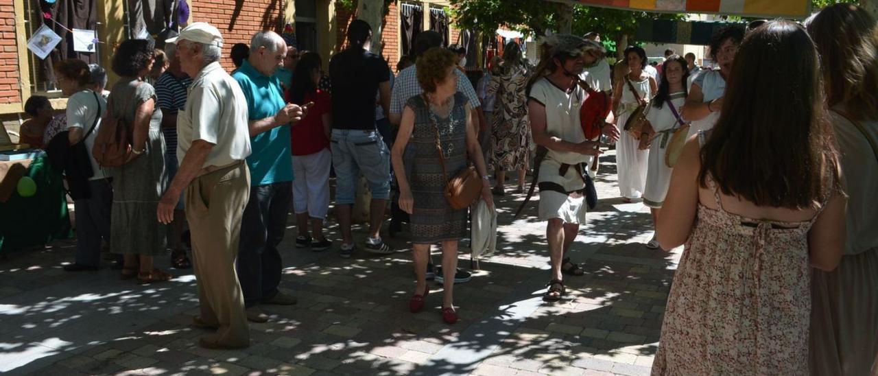 Gran ambientación en el mercado de Santibáñez con la música de Fole Feroz. | E. P.