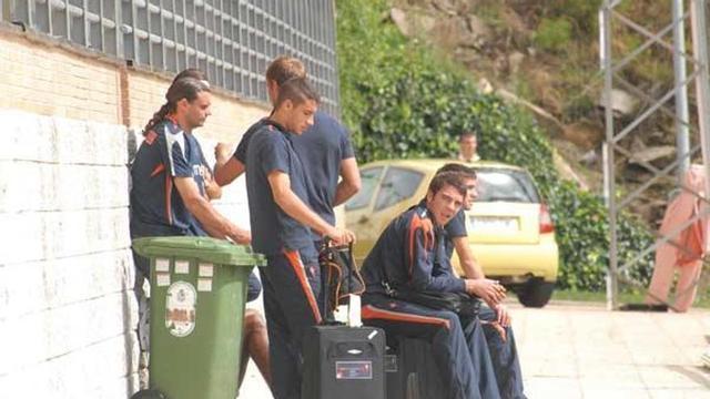 Los célticos siguen un partido de las categorías inferiores, ayer en A Madroa, poco después de su llegada a Vigo.