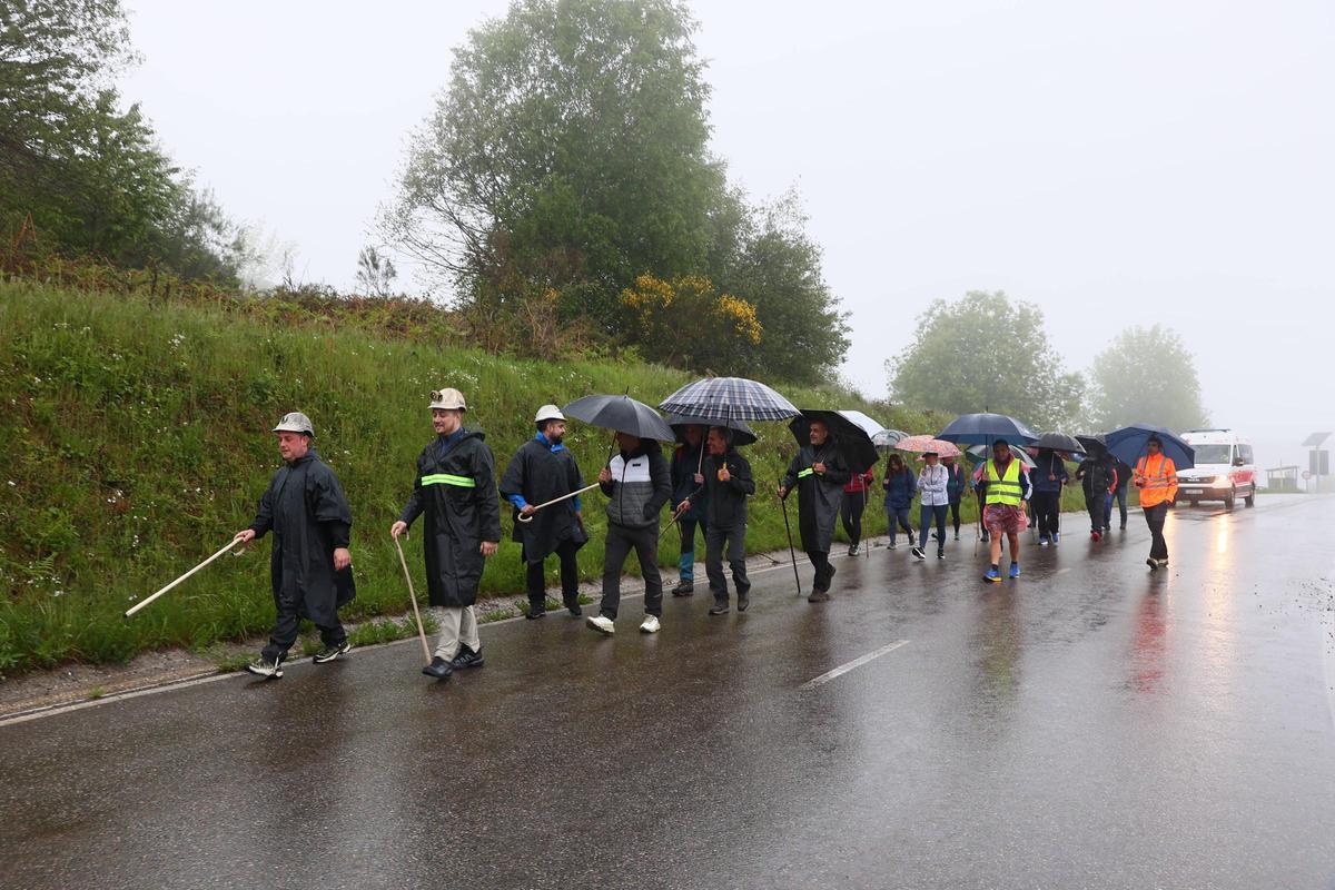 Inicio de la marcha bajo la lluvia en la Campa de Tormaleo.