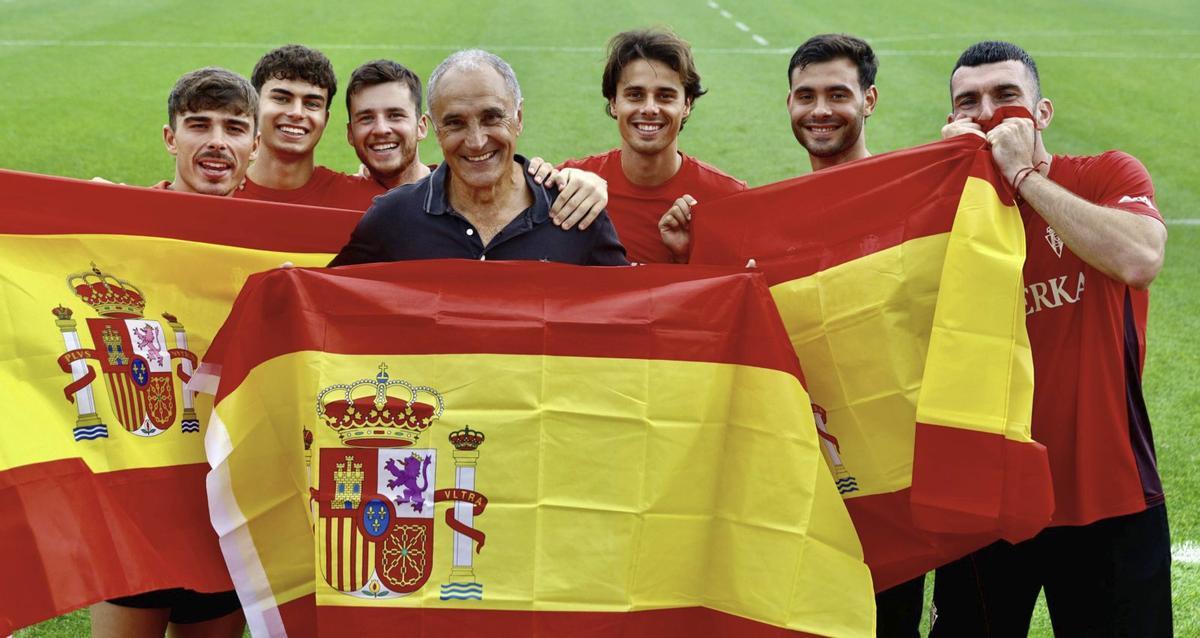 Por la izquierda, Pablo García, Manu Rodríguez, Guille Rosas, Joaquín Alonso, Gaspar Campos, Diego Sánchez y Pablo Vázquez, ayer, en Mareo apoyando a España. | MARCOS LEÓN