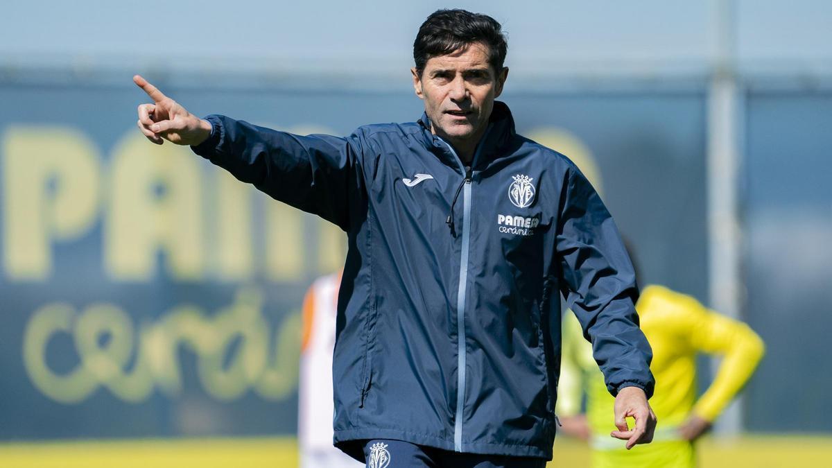 El técnico del Villarreal, Marcelino García Toral, da instrucciones durante una sesión de entrenamiento.