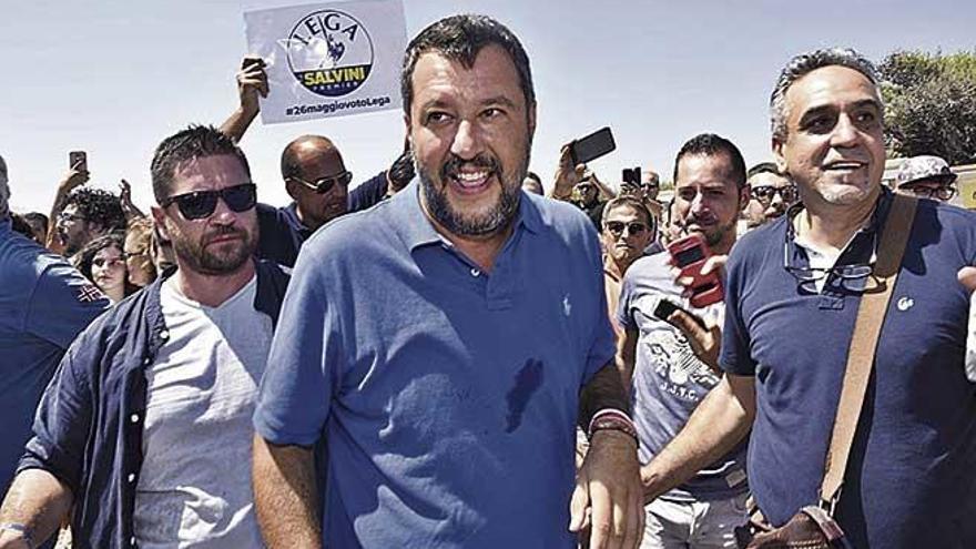 El ministro italiano Matteo Salvini, ayer, saluda a partidarios.