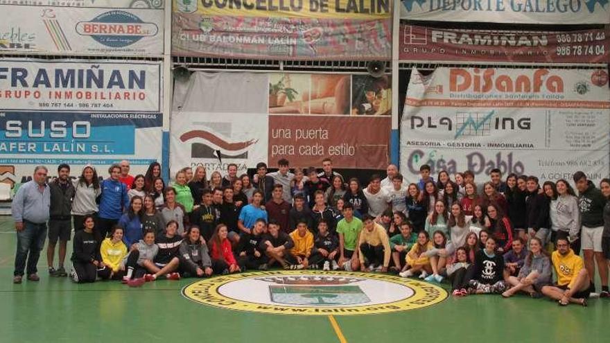 Peregrinos de la Marcha Compostelana descansan en Lalín