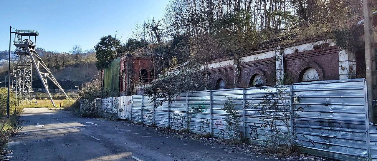 Los dos edificios que se proyectaba rehabilitar, con el castillete al fondo. | E. P.