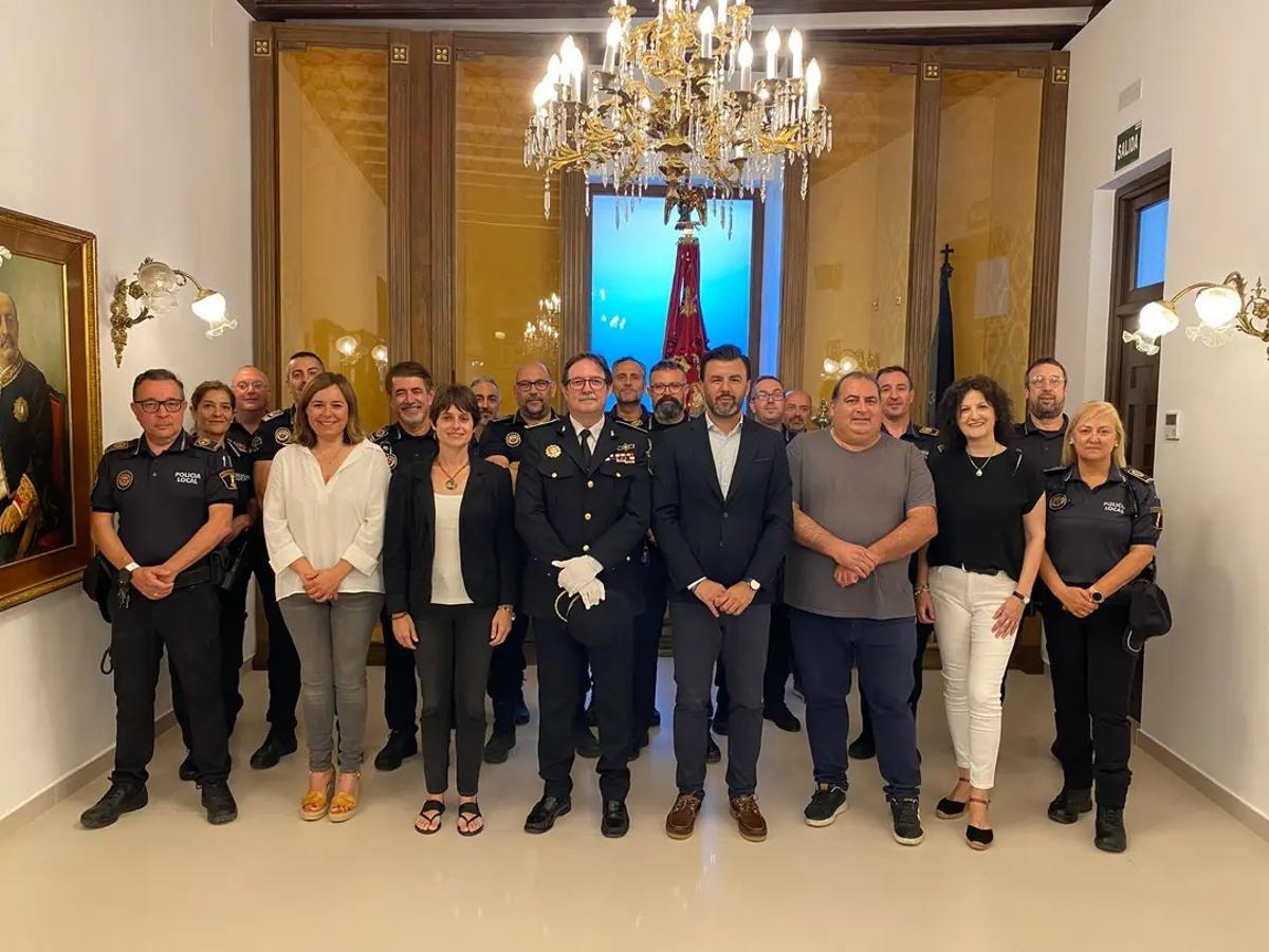 Pomares, en el centro, en el día de su nombramiento como comisario en junio de 2023 junto a concejales de Ciudadanos