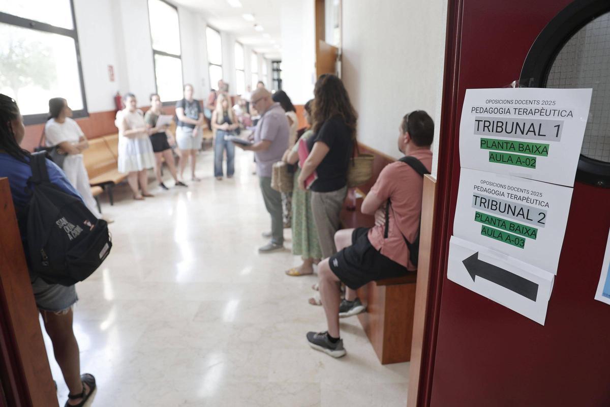 Imagen de un momento del inicio de las oposiciones docentes de 2025.