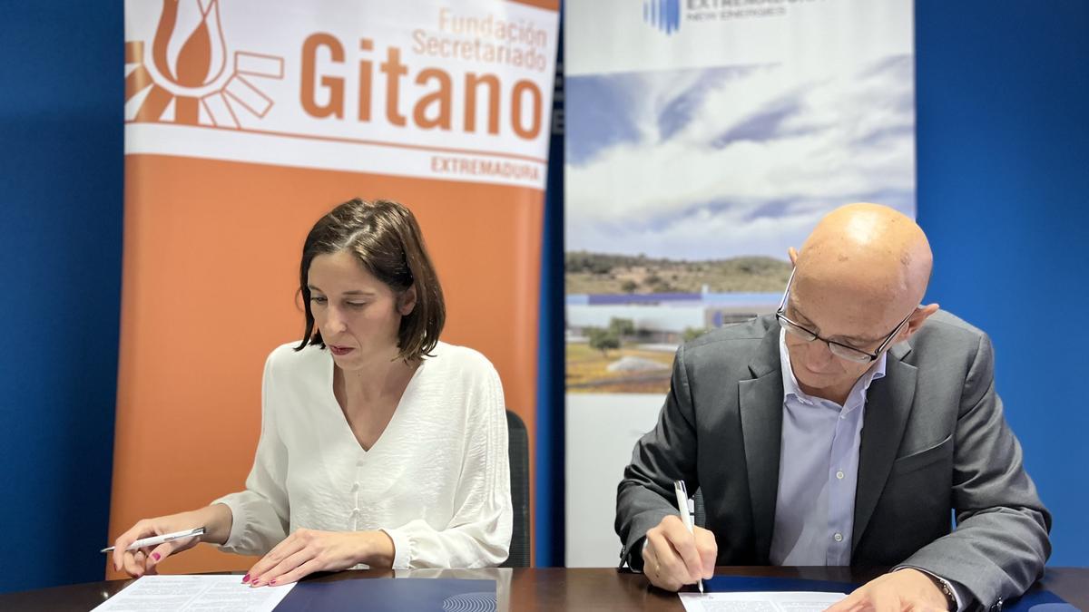 Un momento de la firma del acuerdo con la Fundación Secretariado Gitano.