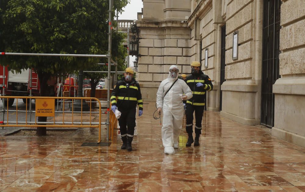 La UME desinfecta la plaza del Ayuntamiento de València por el coronavirus