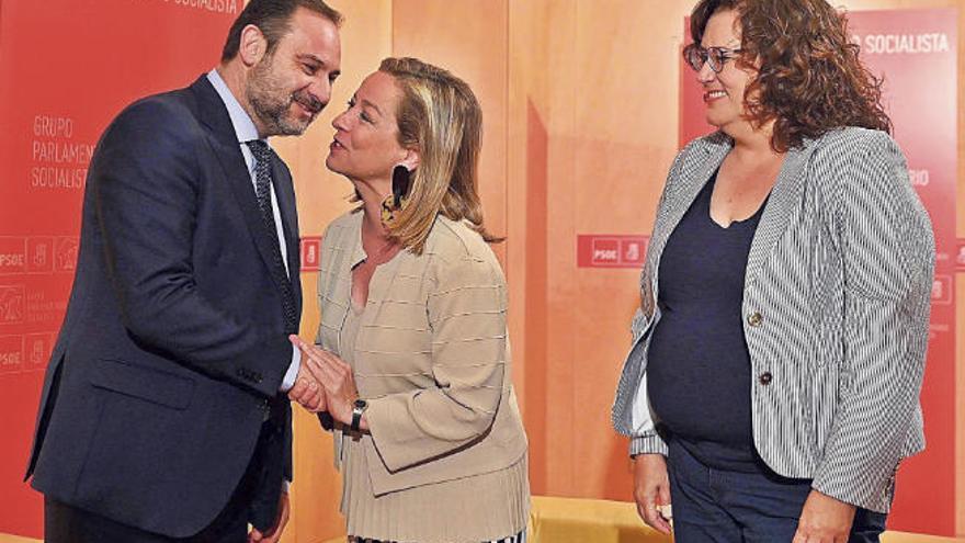 José Luis Ábalos saluda a las dos diputadas de CC, Ana Oramas y Guadalupe González Taño, al inicio de la reunión.