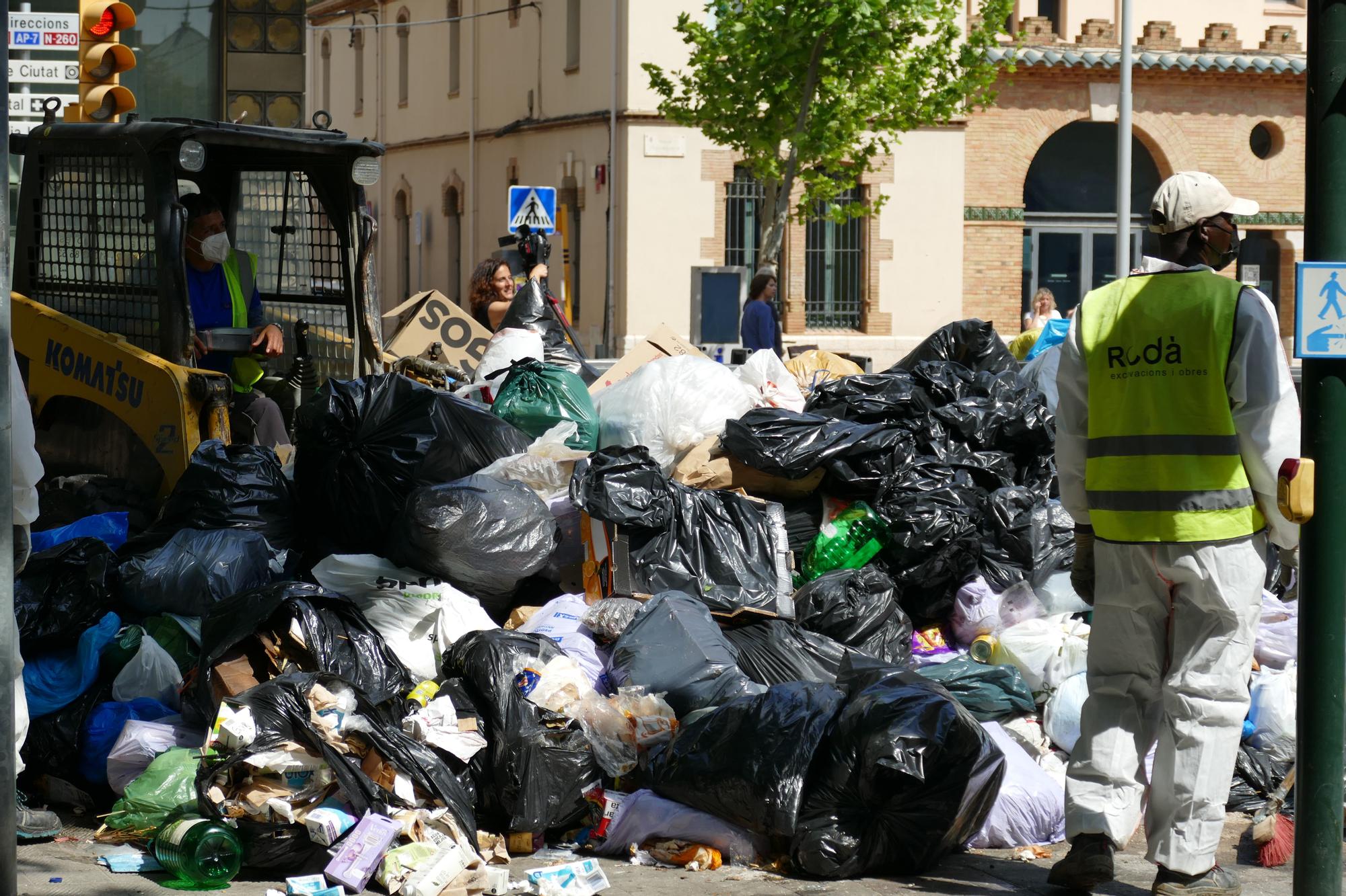 GALERIA: Comença la recollida de deixalles per part d'empreses externes