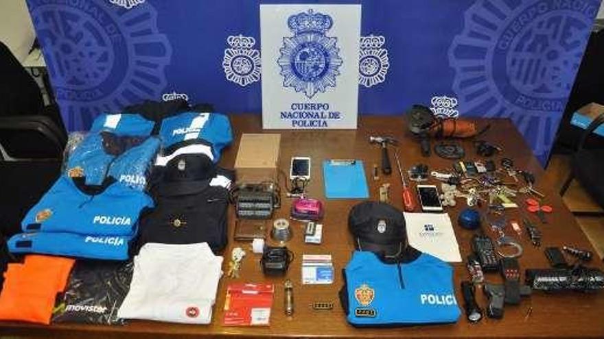 Ropa y objetos intervenidos por la Policía Nacional.