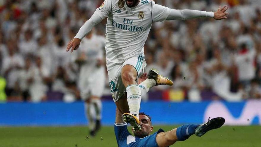 Isco salva la entrada de Sergi Darder. // Rafael Marchante