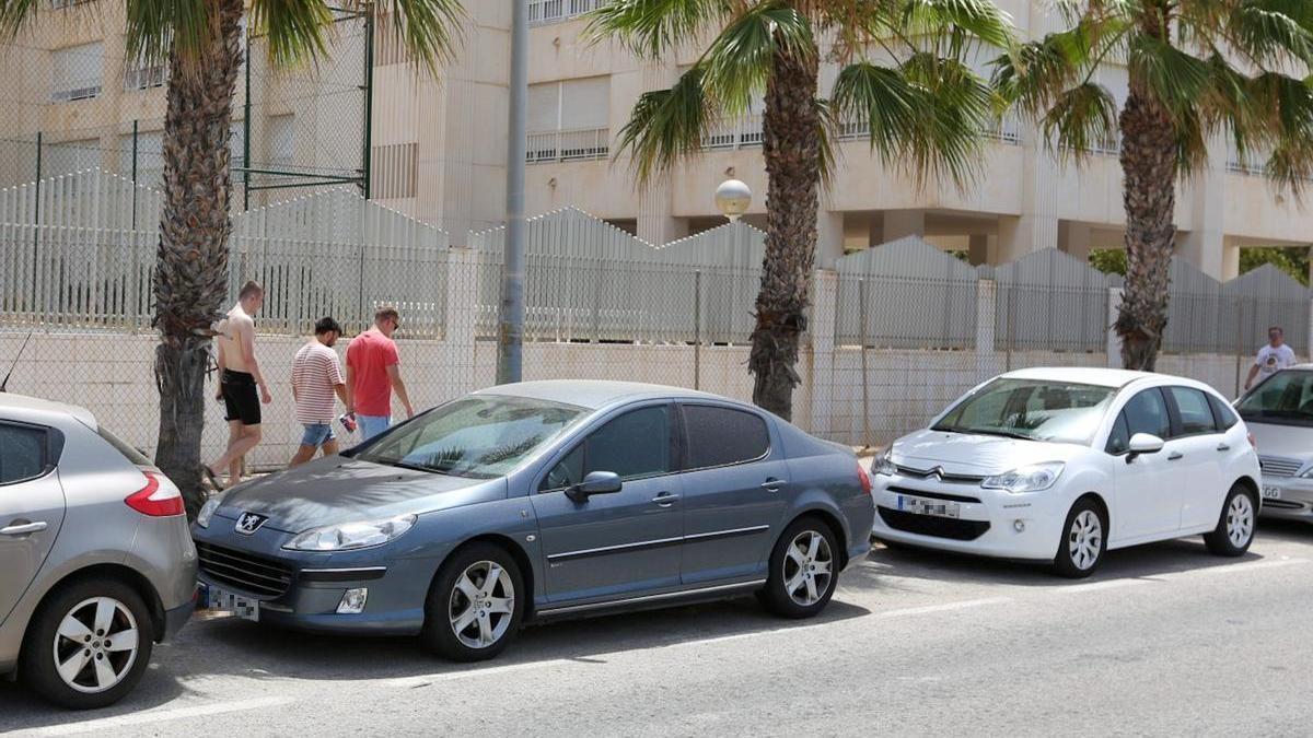 Varios coches aparcado en una imagen de archivo