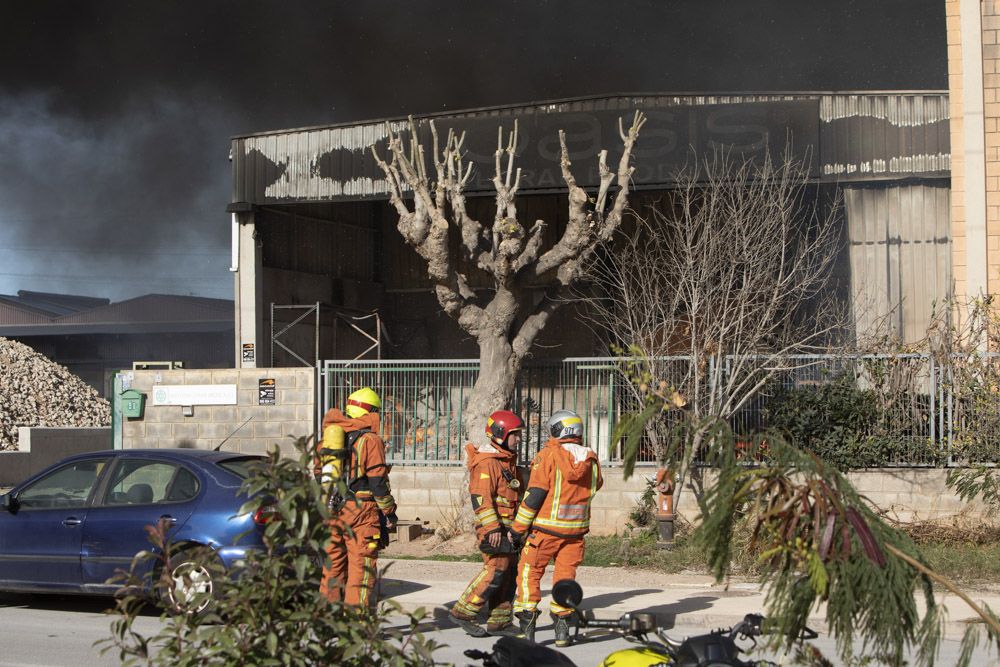 Así ha sido el tremendo incendio que ha arrasado una nave industrial en el Port de Sagunt