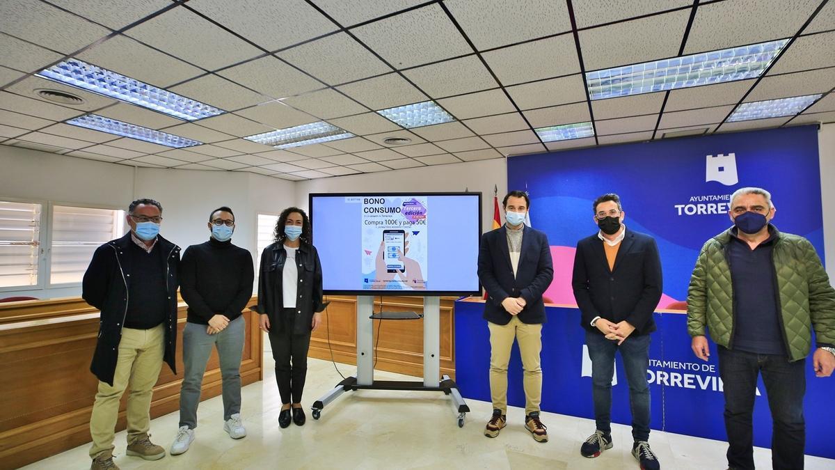 Imagen de la presentación de la tercera edición del Bono Consumo con la presencia del alcalde Eduardo Dolón, el presidente de Apymeco Jorge Almarcha., entre otros representantes del Ayuntamiento y la asociación de comeciantes