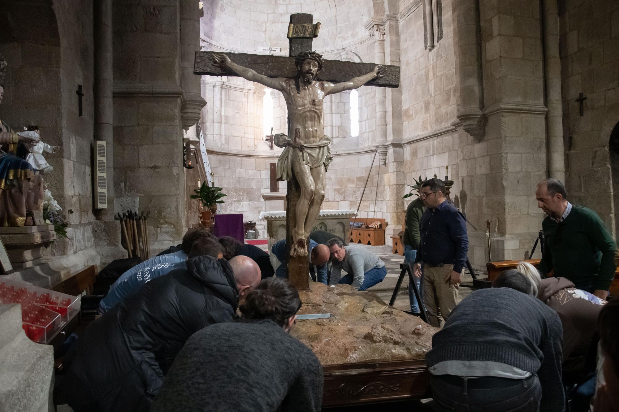 Descendimiento del Cristo de la Agonía en la iglesia de La Horta para preparar la procesión de las Siete Palabras del próximo Martes Santo.