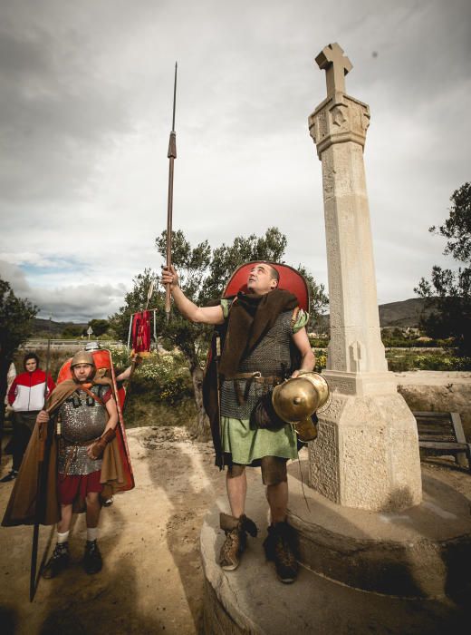 Veinte personas con trajes de romano recorren el Camí del Peix