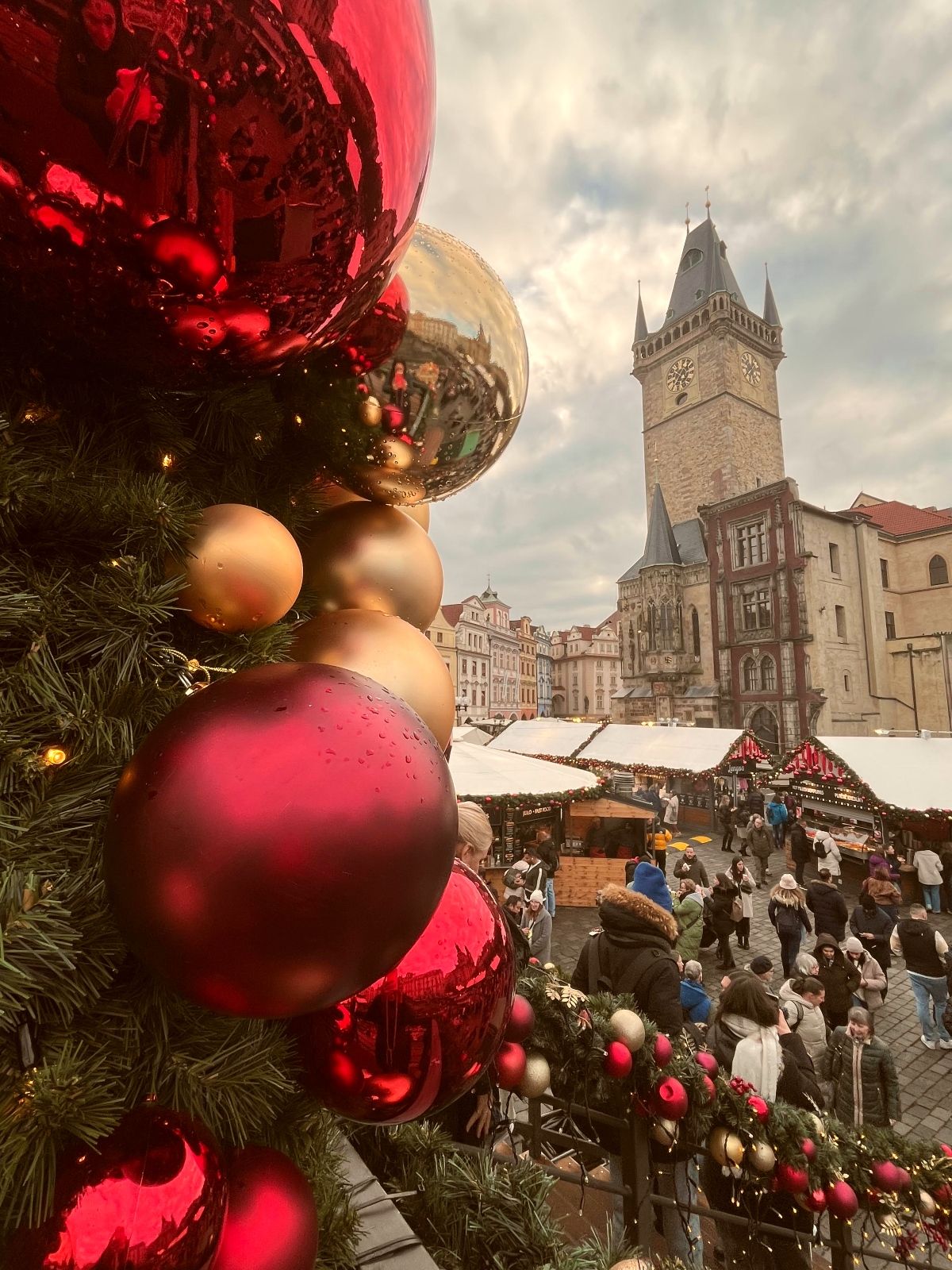 Los puestos de la plaza de la Ciudad Vieja te sumergirán en un cuento de Navidad.