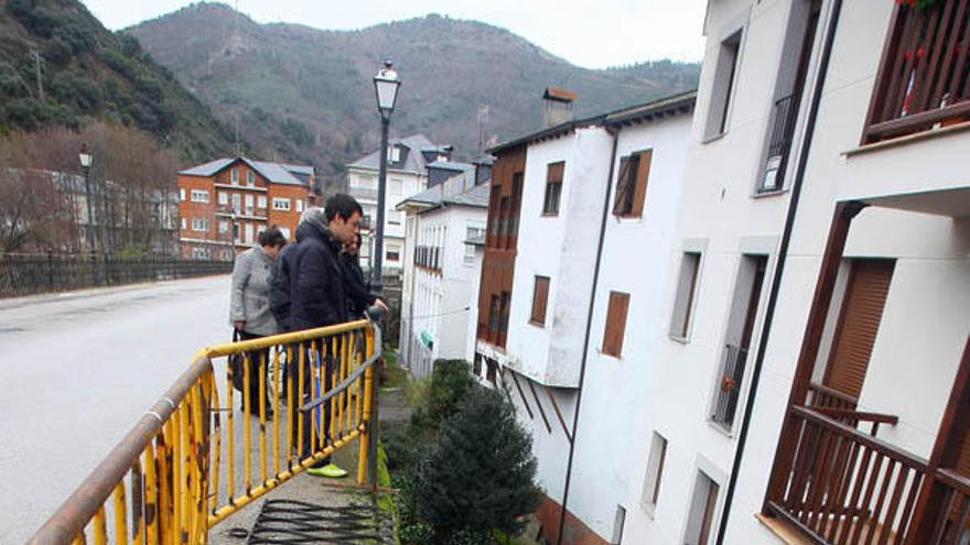 Un joven de 18 años fallece tras precipitarse su coche por un puente en Villafranca del Bierzo (León)