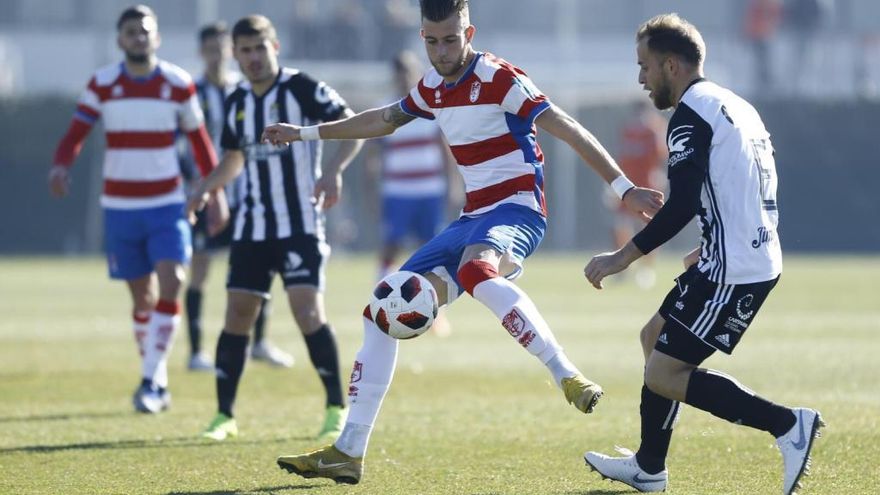 Cordero lucha por un balón ante el Granda B.