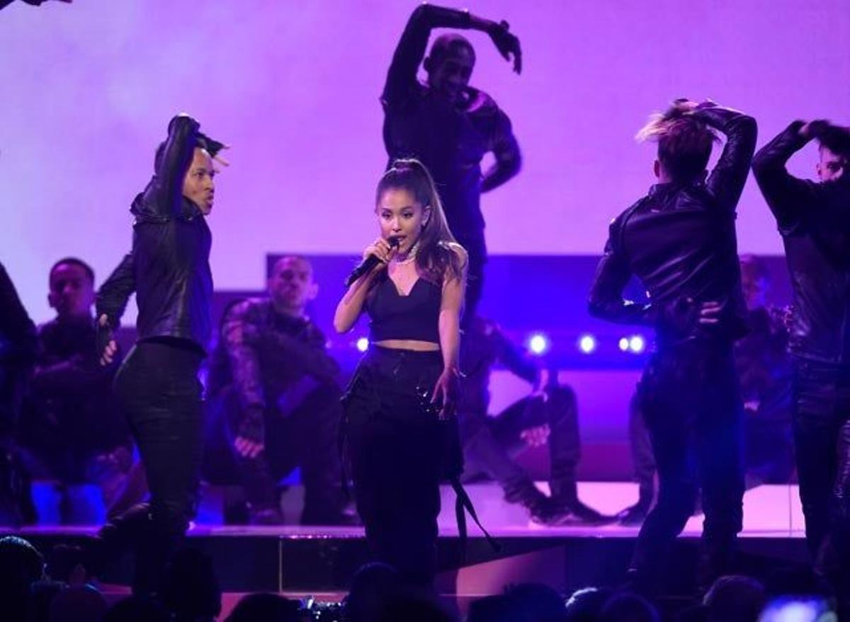 Ariana Grande, durante su actuación en los Billboard Music Awards.